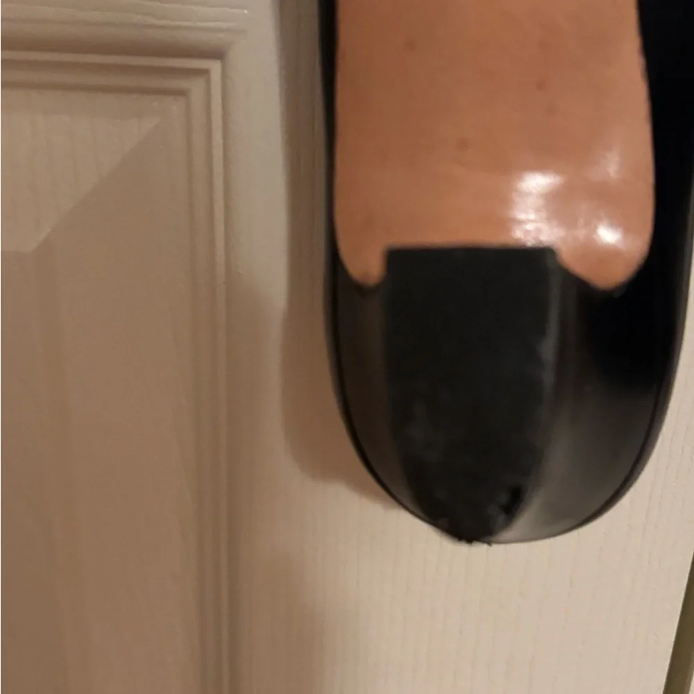 SALVATORE FERRAGAMO VTG BLACK LEATHER PUMPS WITH WHITE TRIM Size 7 - Picture 7 of 8